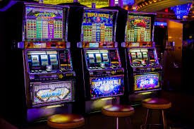 Tampilan permainan Bingo online di Rute77 dengan bola angka berwarna-warni dan hadiah menarik